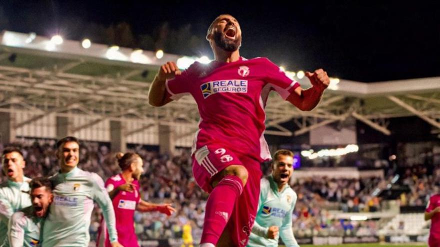 Mourad celebra un gol con el Burgos