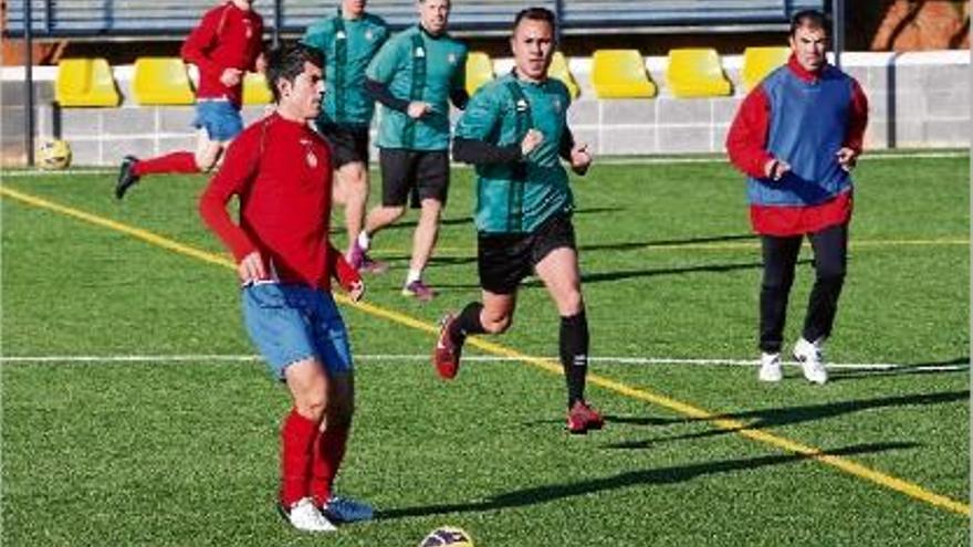 Partit d&#039;entrenament entre els suplents i el juvenil A a Vilablareix