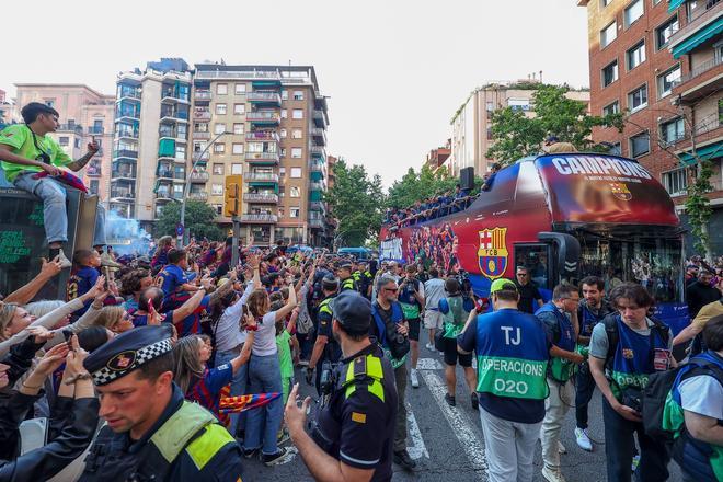 ¡De locos! Las mejores imágenes de una ciudad entregada al Barça