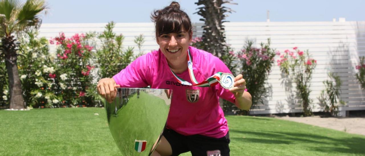 Maite García, con uno de los últimos trofeos conquistados en Italia, donde ha jugado sus últimos años.