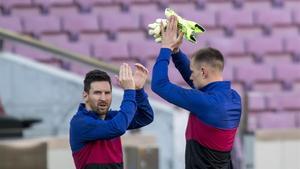 Messi y Ter Stegen saludan antes de iniciarse el encuentro de Liga entre el Barça y Osasuna.