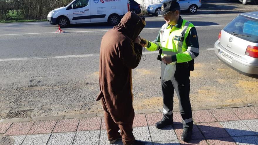 Uno de los controles de alcoholemia realizados dentro del operativo &quot;Comadres de Verín&quot;. // G.C.