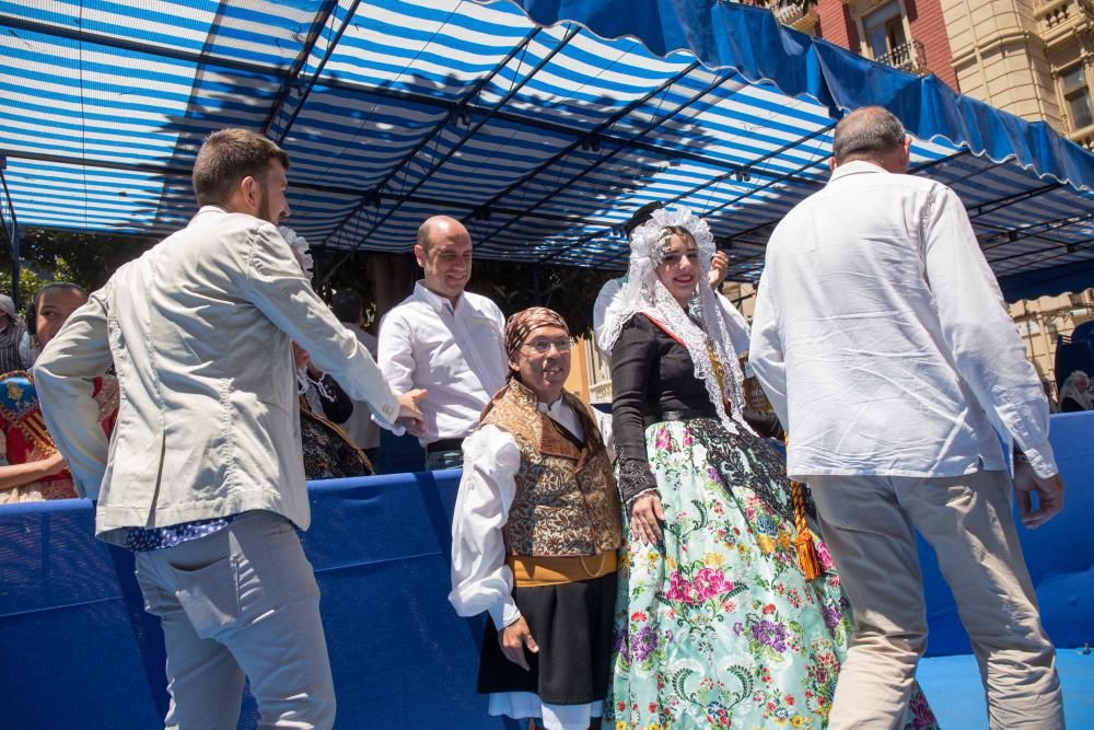 El Desfile de Entrega de Premios culmina con la entrega de más de 600 galardones a hogueras y barracas