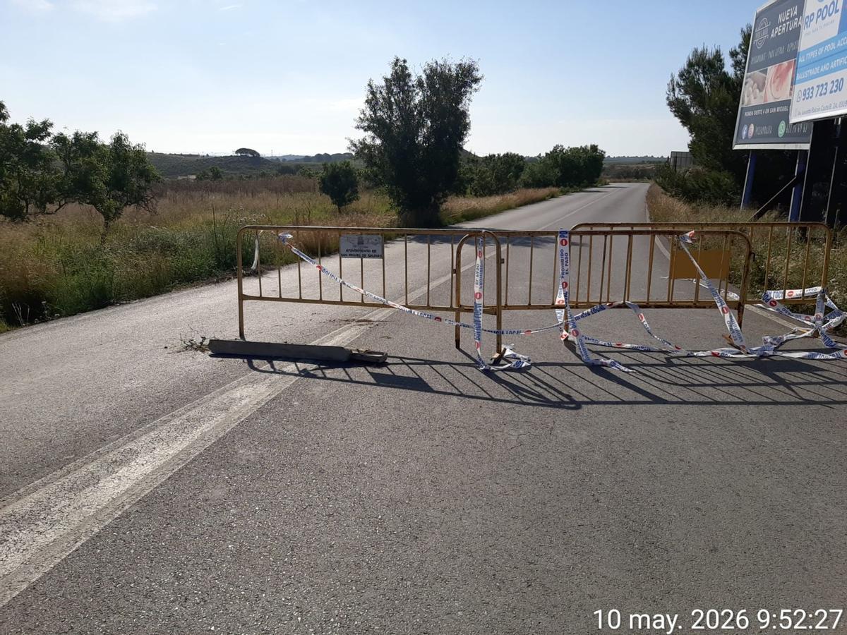 Vallado que impedía el paso de vehículos este domingo por la carretera de Las Filipinas