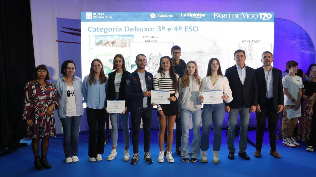 Foto de grupo dos gañadores na categoría de Debuxo para 3º e 4º da ESO, acompañados do conselleiro de Educación, Román Rodríguez; e o xerente de FARO, Pedro Costa.