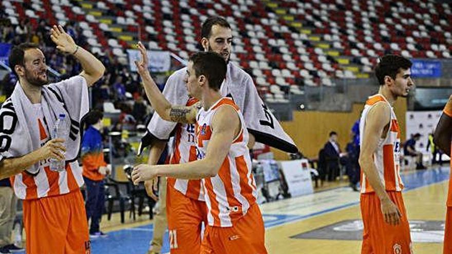 Los jugadores del Leyma se saludan durante el partido contra el Ourense.