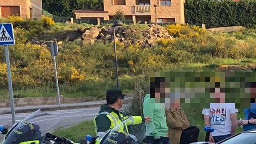 Agentes de la Guardia Civil, en el control de Vilagarcía. // Guardia Civil