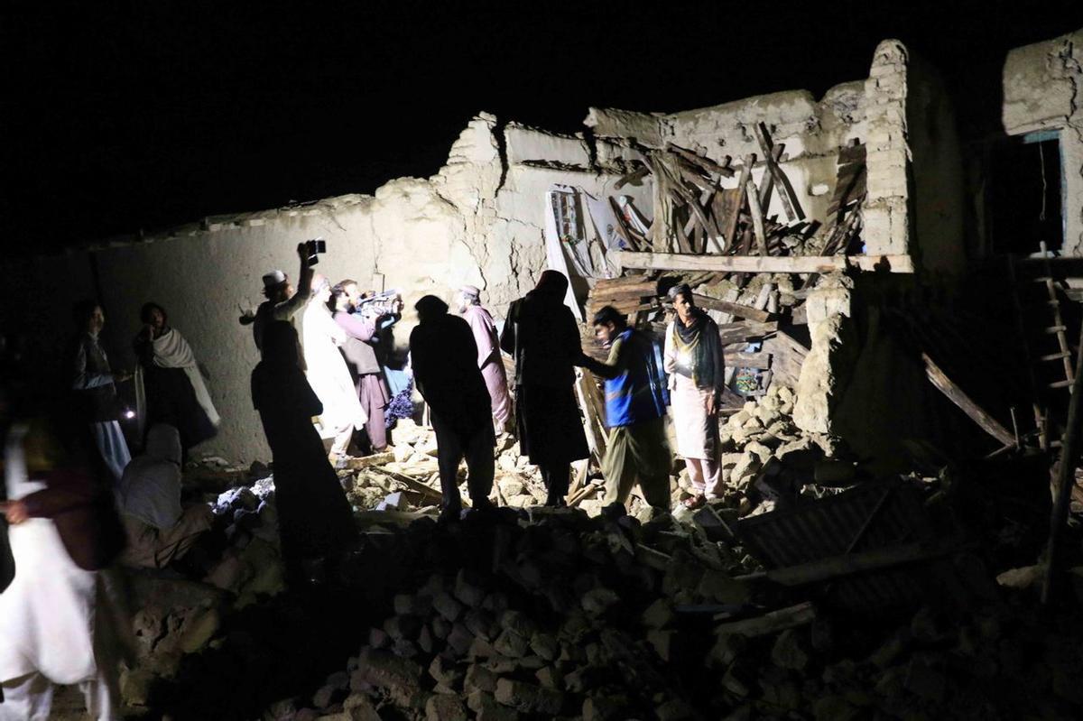 Gayan (Afghanistan), 22/06/2022.- Taliban security and rescue workers survey the damaged house after an earthquake in Gayan village in Paktia province, Afghanistan, 22 June 2022. More than 1,000 people were killed and over 1,500 others injured after a 5.9 magnitude earthquake hit eastern Afghanistan before dawn on 22 June, Afghanistan’s state-run Bakhtar News Agency reported. According to authorities the death toll is likely to rise. (Terremoto/sismo, Afganistán) EFE/EPA/STRINGER BEST QUALITY AVAILABLE