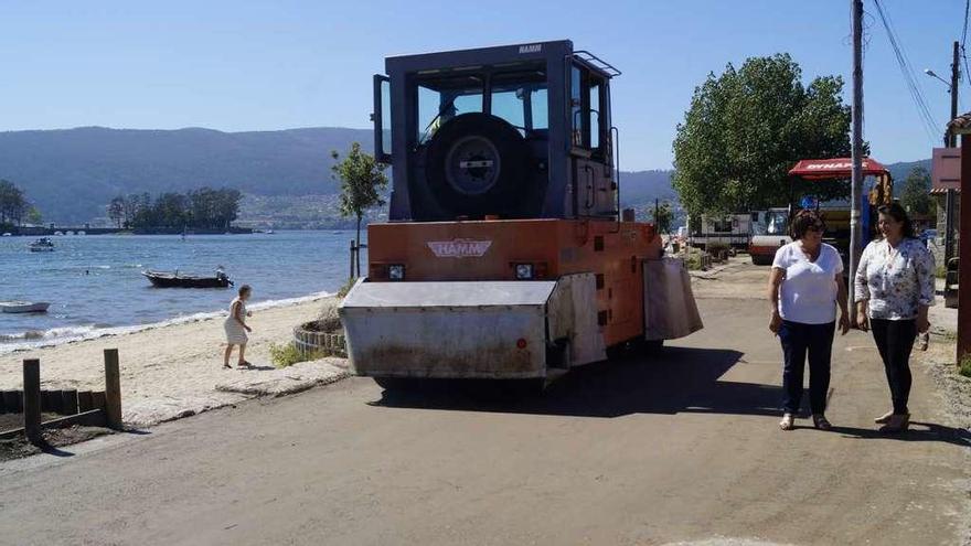 La maquinaria trabaja en la nueva pavimentación, ayer, en la playa de Cesantes.  // FdV