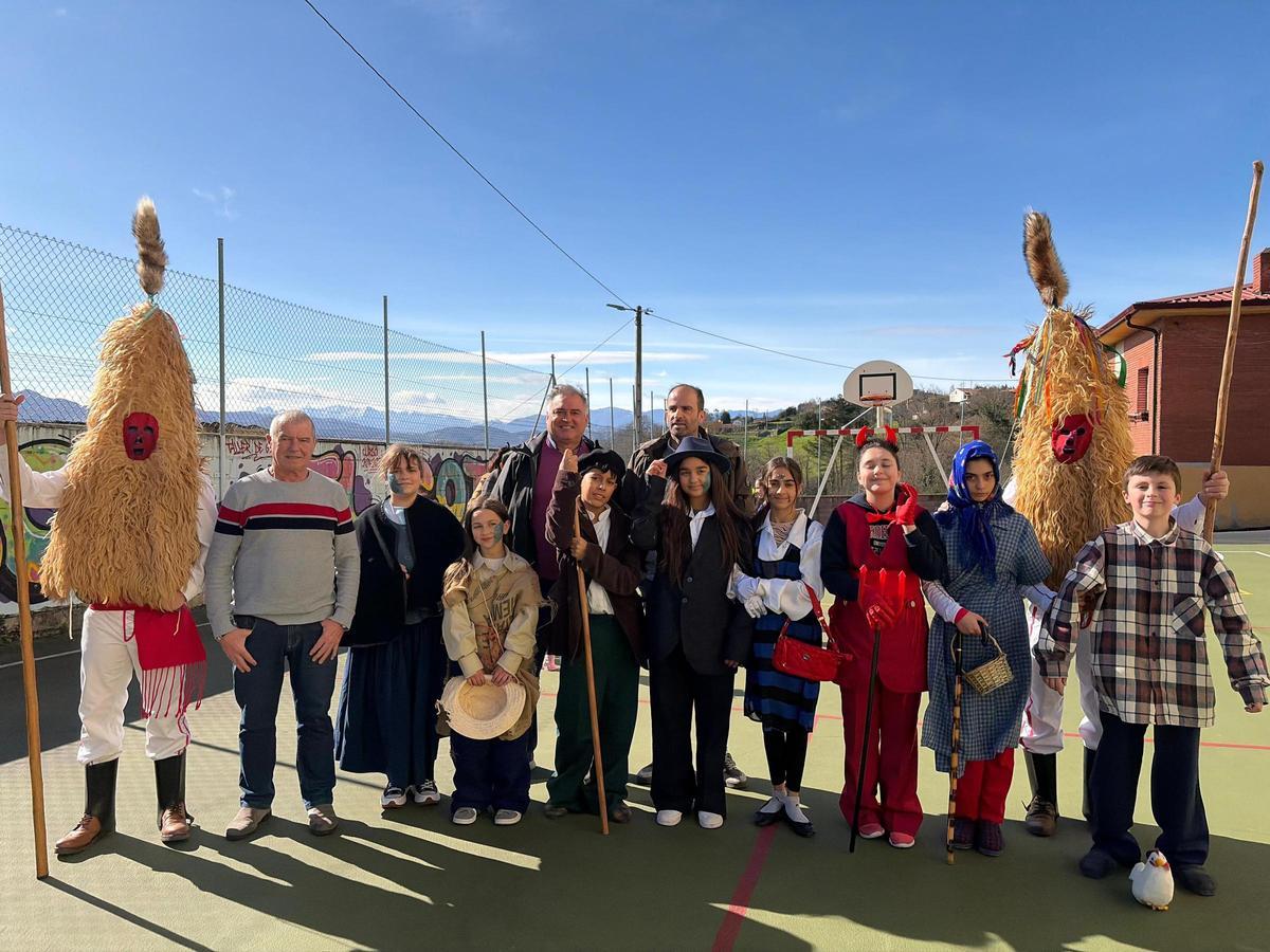 Los sidros, con los escolares, los responsables del centro y los ediles.
