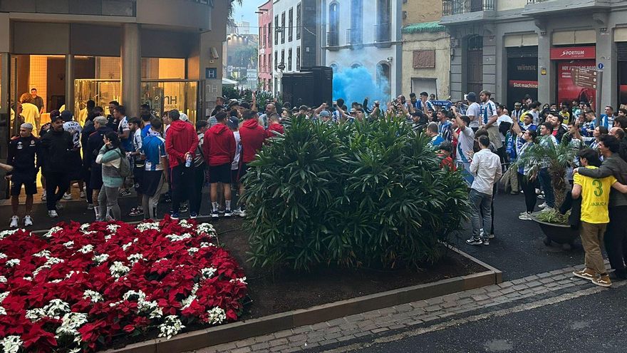 La afición del Deportivo, en Tenerife, tras la suspensión del partido por el temporal