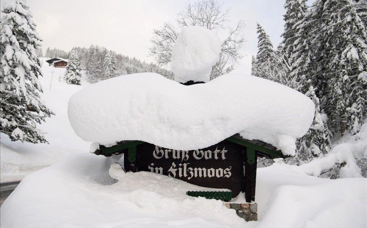 Un cartel de bienvenida cubierto de nieve en Filzmoos, Austria.