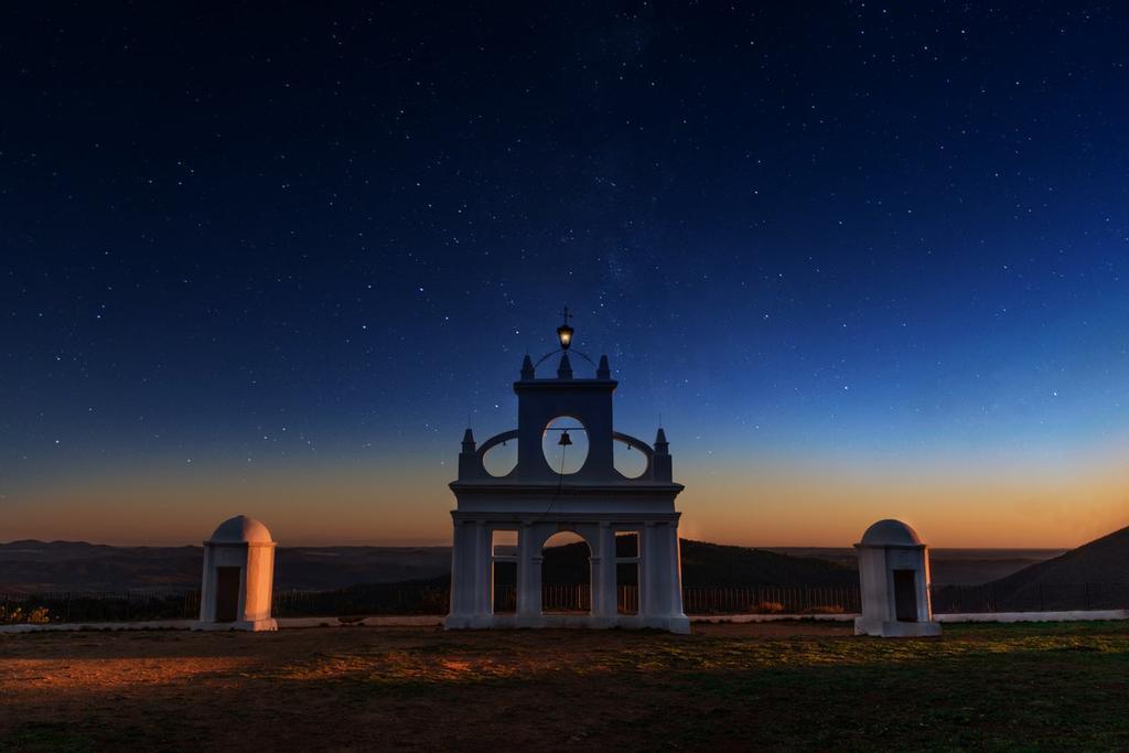 Preciosa noche estrellada desde "Peña de Arias Montano" en Alájar