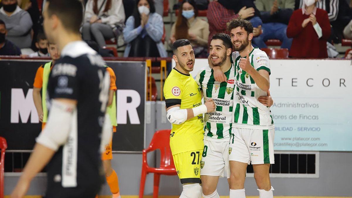 Cristian, Zequi y Perin celebran el gol del brasileño ante el Burela en Vista Alegre.