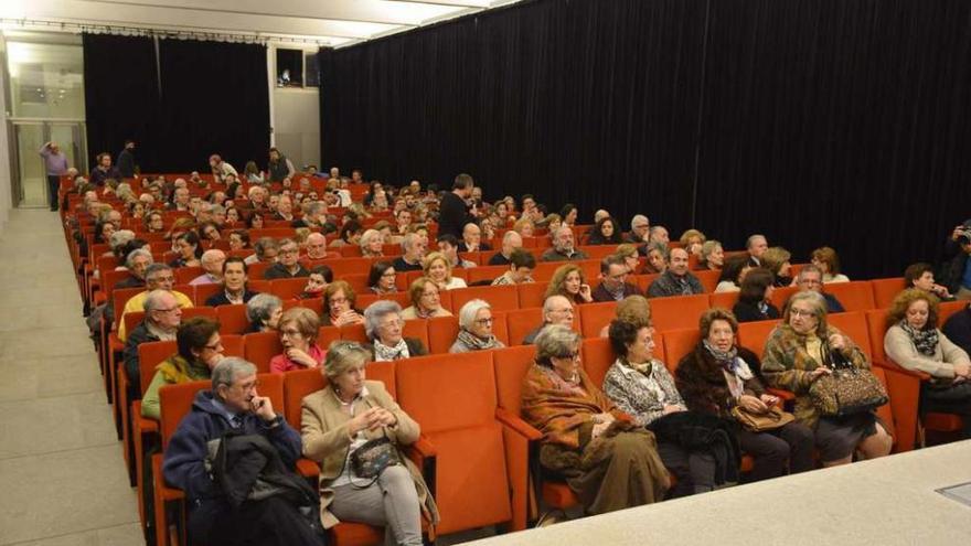 Numeroso público siguió en el Sexto Edificio la presentación del documental. // Gustavo Santos