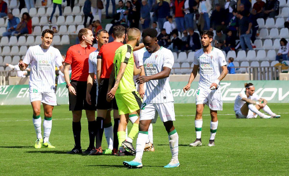 Los jugadores del Córdoba CF, abatidos tras el partido ante el Ceuta en El Arcángel.