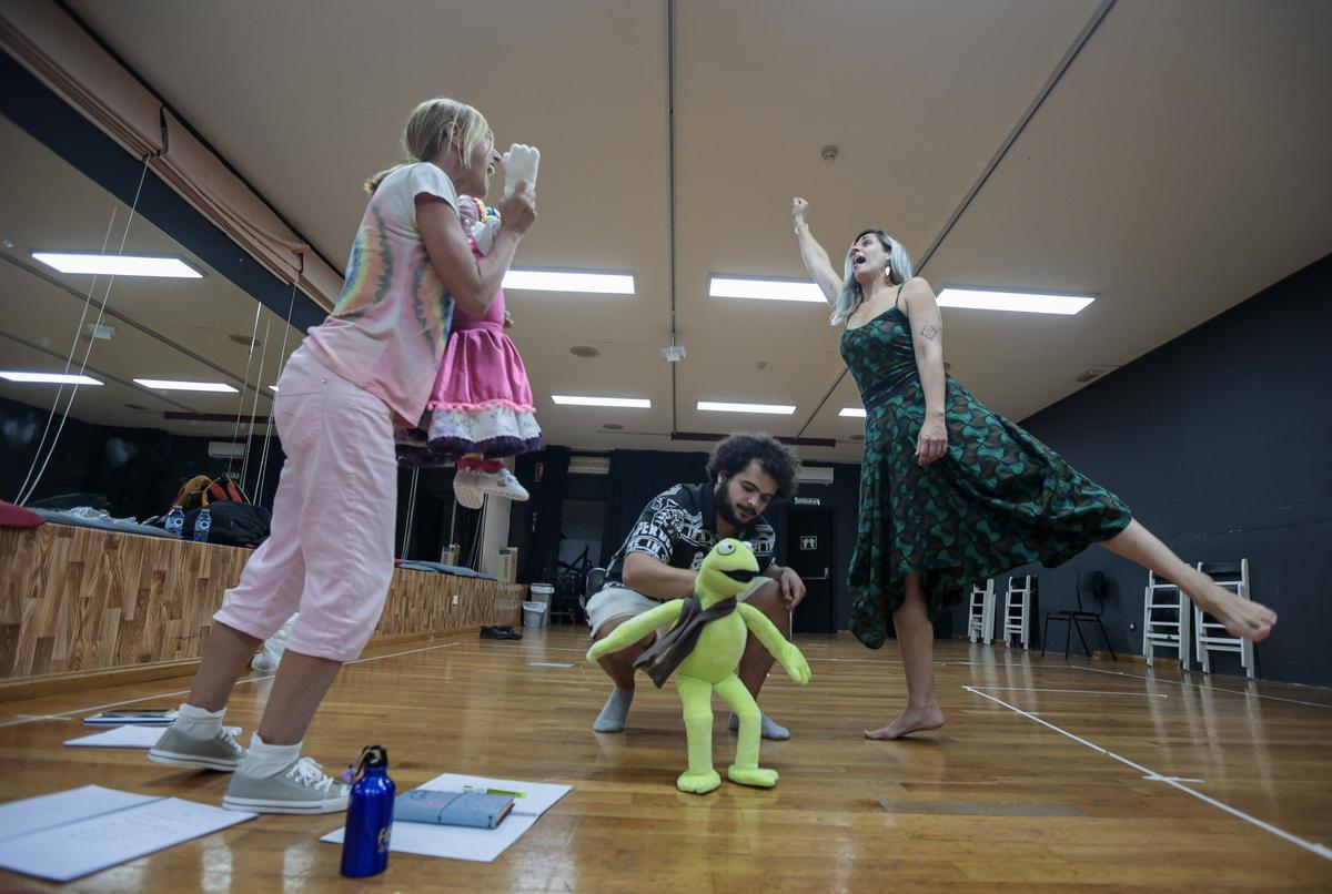 Inés Saavedra, Gabriel Márquez y Lea Ríos, en un momento del ensayo