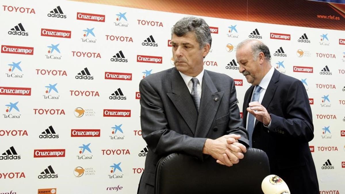 Villar junto al Del Bosque en el acto de presentación del técnico salmantino como seleccionador español en el 2008