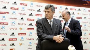 Villar junto al Del Bosque en el acto de presentación del técnico salmantino como seleccionador español en el 2008.