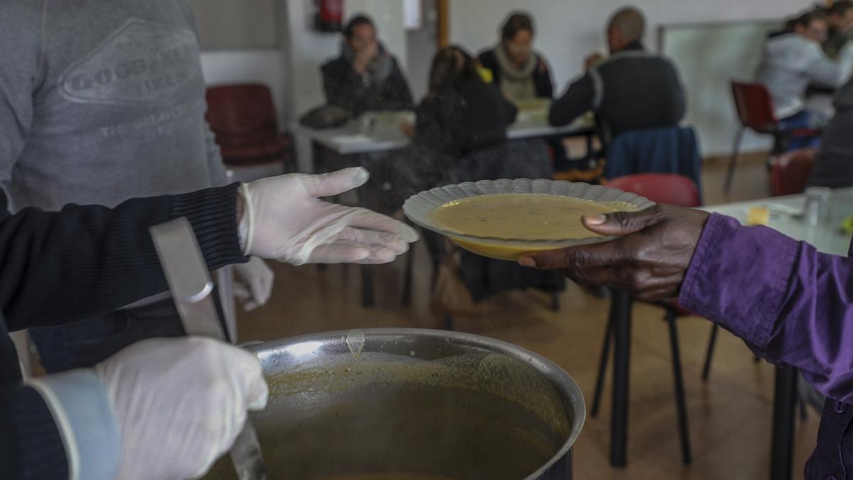 Un plato de comida en el comedor social de Elche