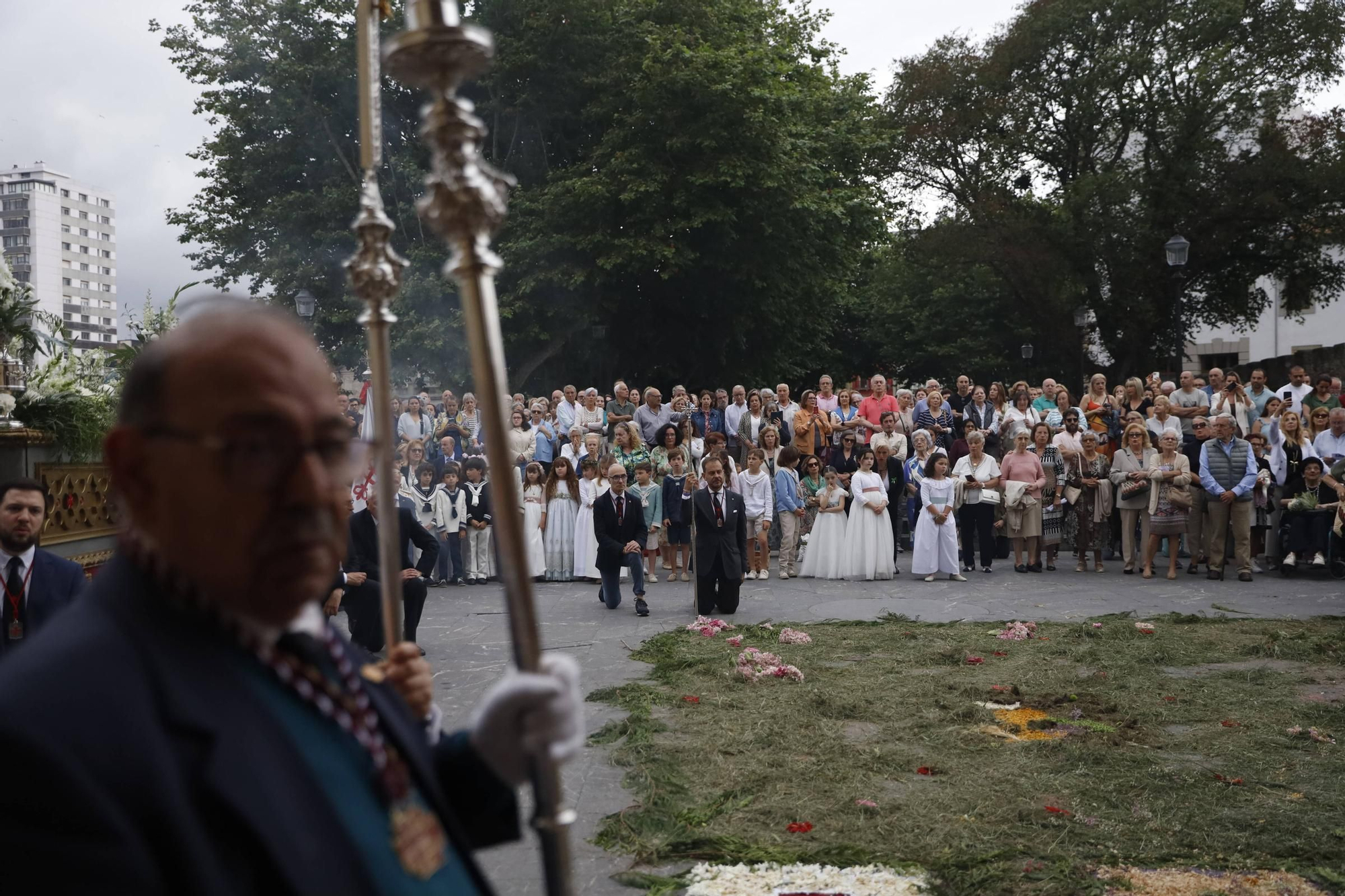Pétalos, incienso, niños... así fue la procesión del Corpus Christi en Gijón (en imágenes)