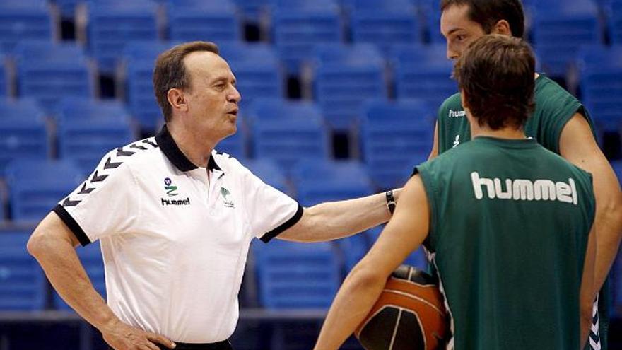 Aíto García Reneses dirige la primera sesión del Unicaja