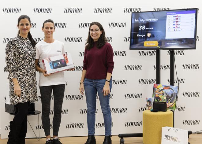 Marta posa con Jara y Cristina, responsables de Nintendo