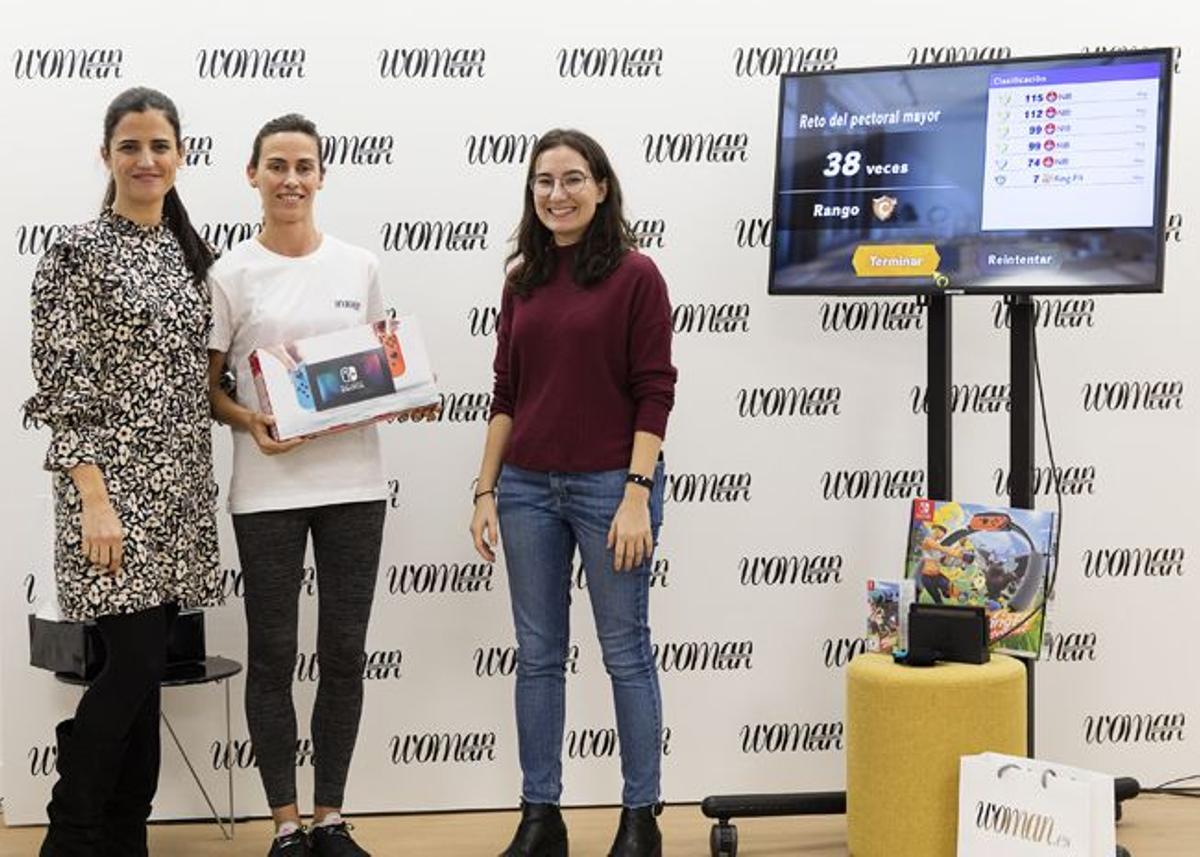 Marta posa con Jara y Cristina, responsables de Nintendo