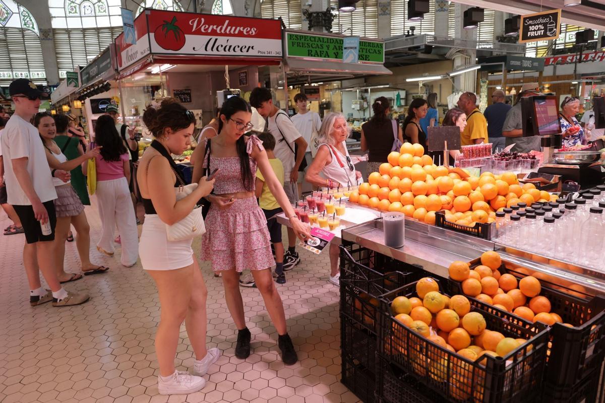 Los puestos del Mercado Central limitan el género para que no se estropee por el calor