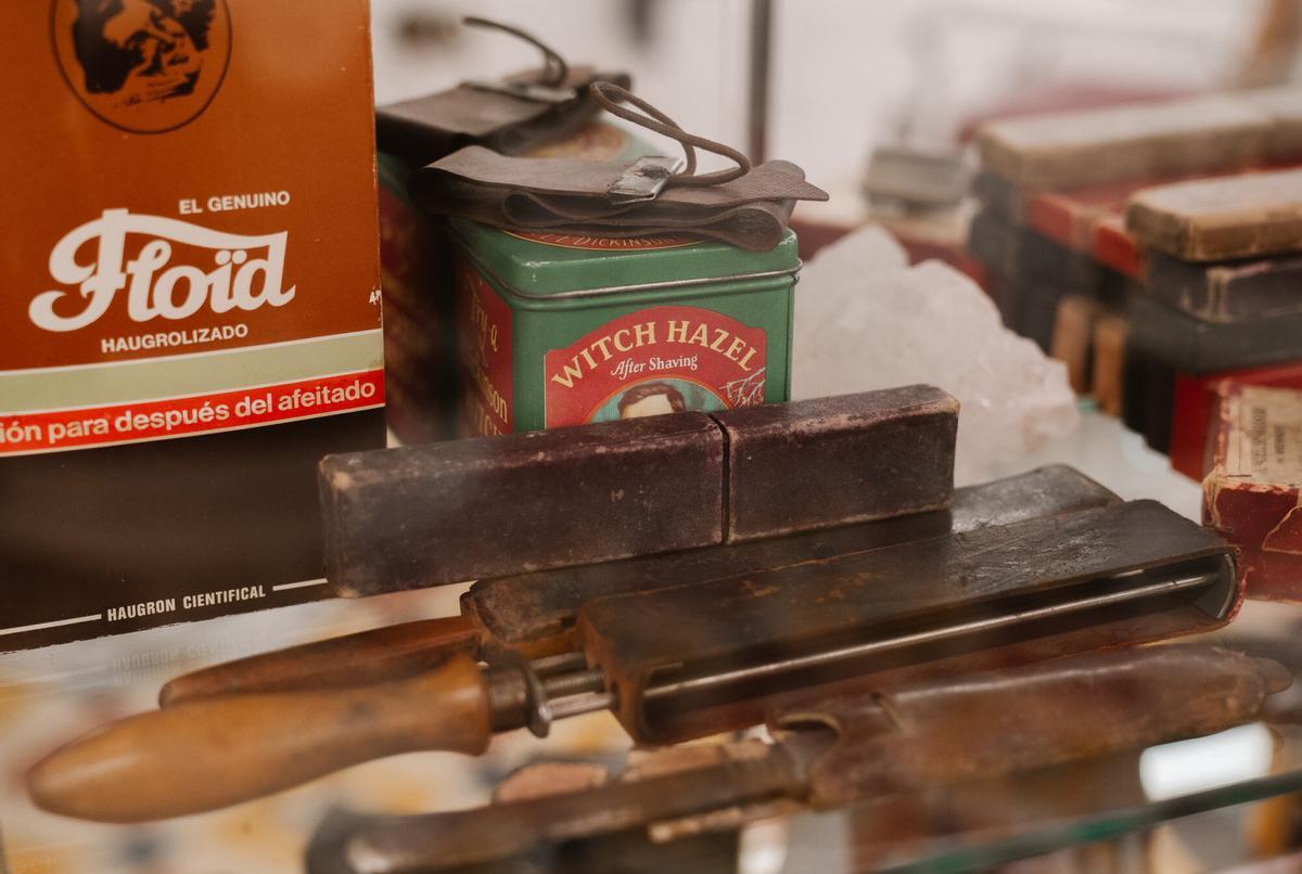 26.02.2025. MADRID. Imágenes de la barbería ‘El Kinze de Cuchilleros’, en Madrid. Foto: Alba Vigaray