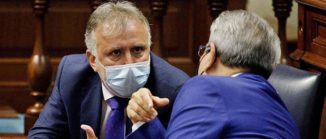 Torres y Rodríguez durante el último pleno en el Parlamento de Canarias