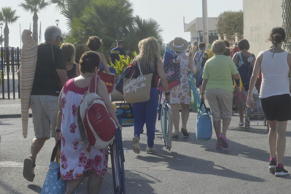 Visitantes de pueblos de Murcia y Albacete alquilan autobuses para pasar el día en Santa Pola.