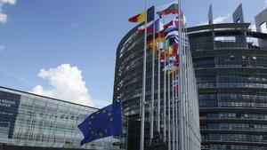 Banderas ondean en el exterior de la sede del Parlamento Europeo en Estrasburgo