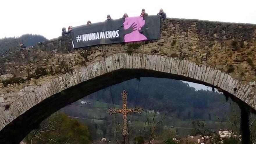 Cangas de Onís se manifiesta contra la violencia machista