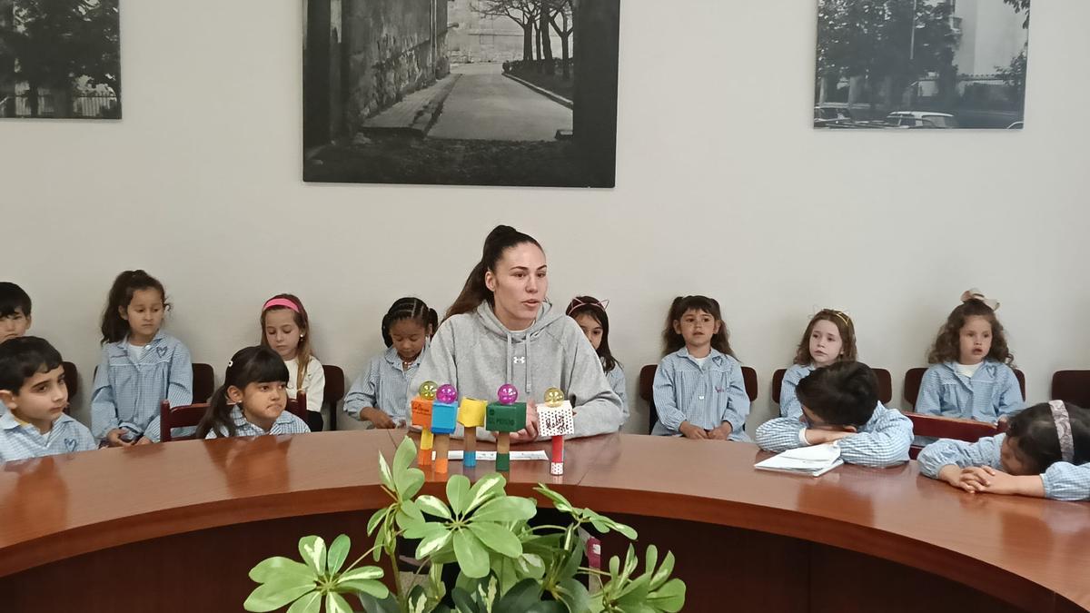María Prieto O'Mullony, con alumnos del colegio Sagrado Corazón de Jesús