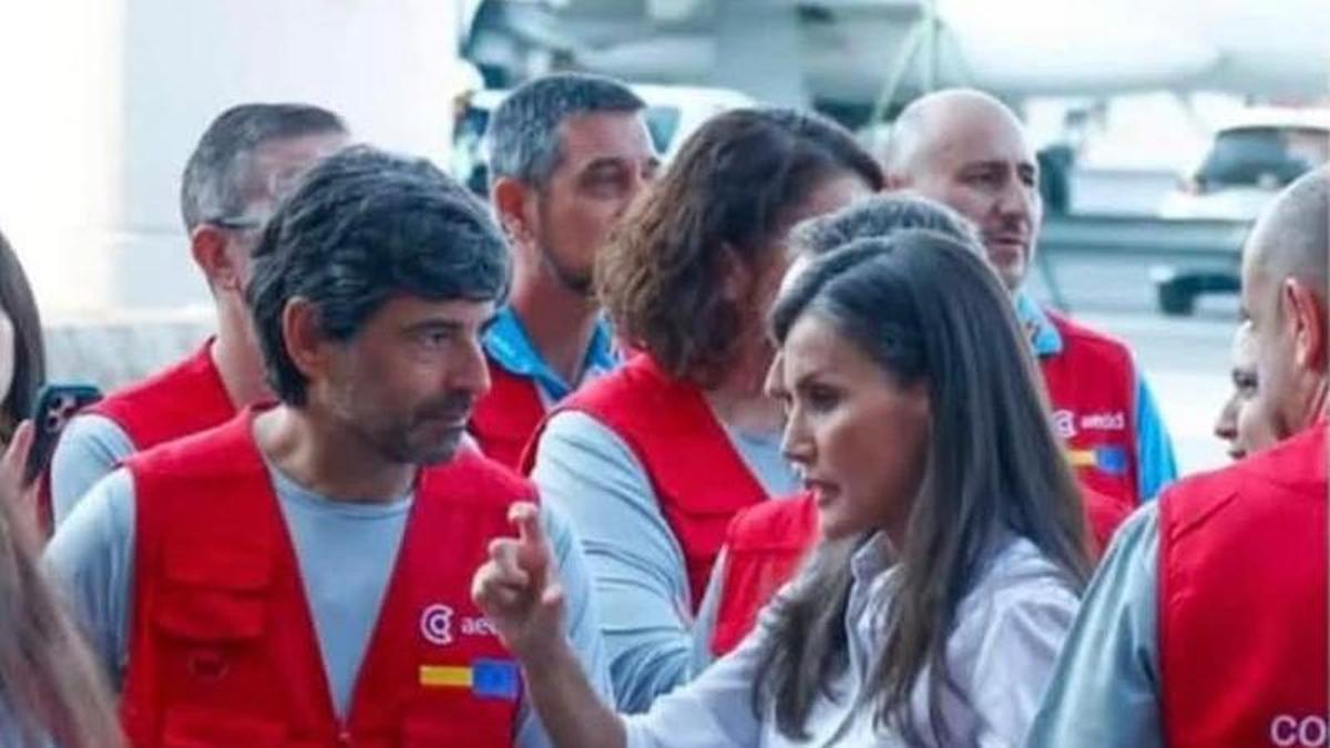 El teniente de alcalde del Genovés y cirujano, Julián García del Caño, con la Reina Letizia, en un acto.