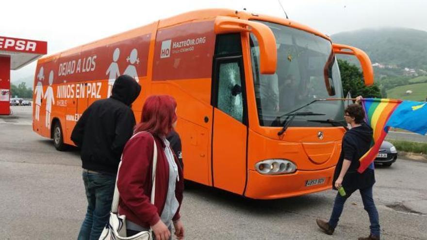 Atacan al autobús de HazteOir en Pola de Lena