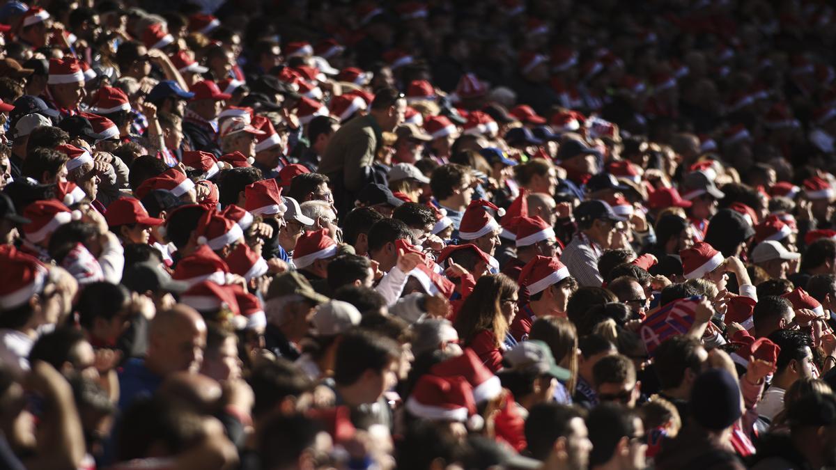 Seguidores del Atlético ante el Valencia.