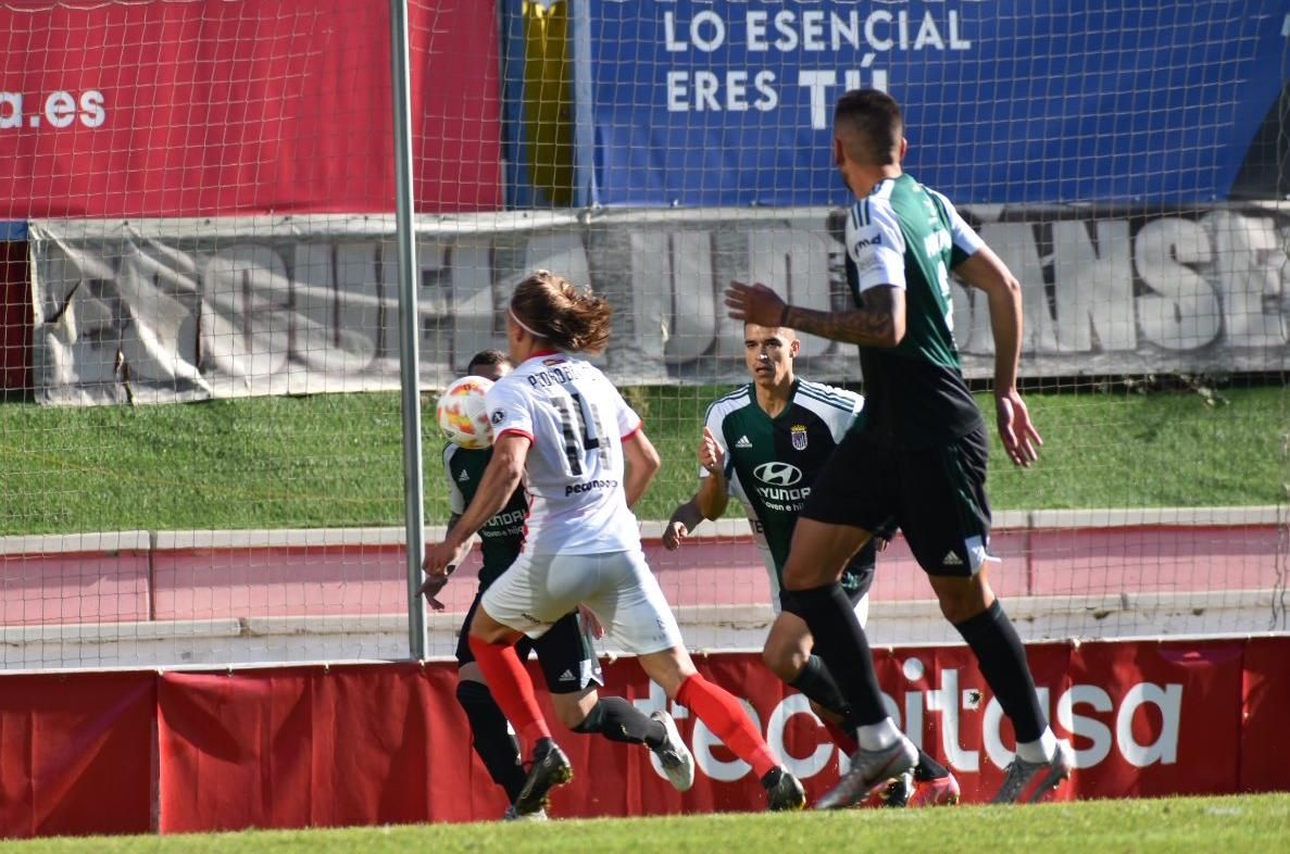 Una acción del partido entre el Sanse y el Badajoz.