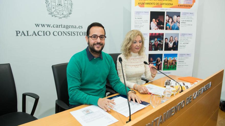 Fulgencia Plazas, junto al edil David Martínez,  juntos en una rueda de prensa.