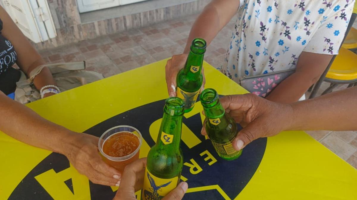 Cuatro venezolanos celebran el silencio el arresto de Maduro en una licorería en Carúpano, al oriente de Venezuela.