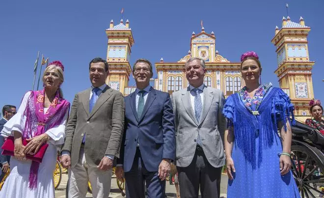 Algunos líderes políticos nacionales visitan la Feria de Abril de Sevilla en su primera jornada