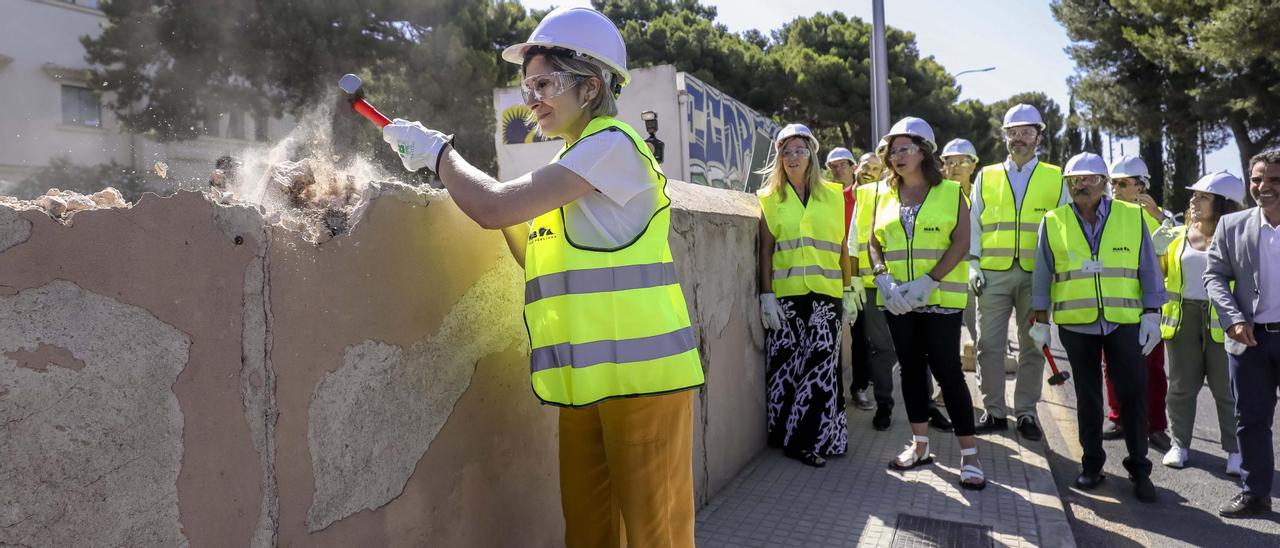 La expaciente Antònia Ferrer inició el derribo del muro ante la mirada de las autoridades