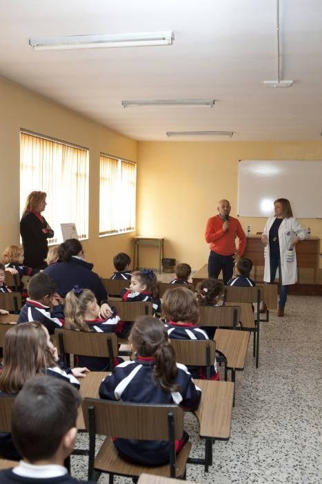 Entrega del cheque de la recaudación de la carrera solidaria a la Asociación Galbán