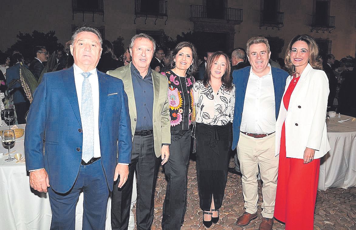 70. Diego Romero, Pepe Salido, Rafi Rodríguez, Juana María Navarrete, José María García y Sandra Vanessa García.