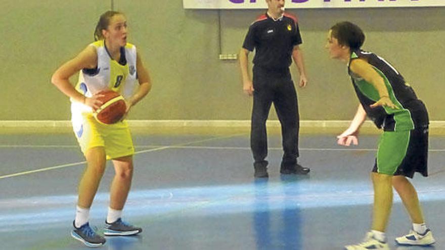 Milena Papic, marcada por Esther Morillo durante el partido de ayer en el Toni Servera.