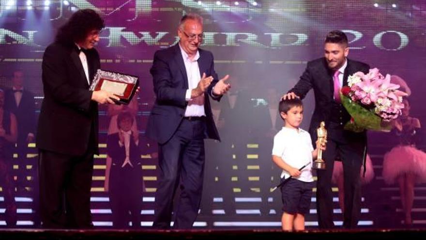 El ilusionista recibe el premio junto al alcalde de la ciudad y Hassini, representante del galardón.