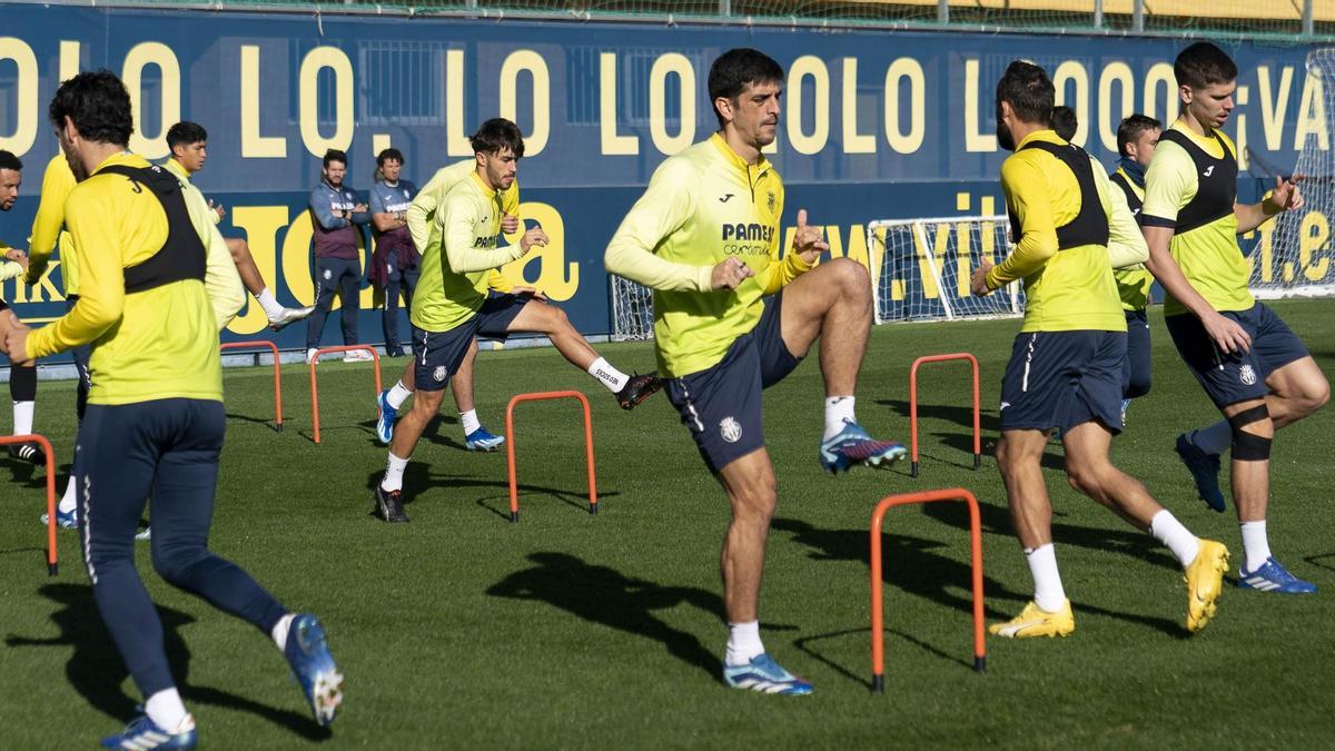 Gerard Moreno (c), Altimira (detrás), Foyth (d) y Coquelin (i), entre otros, en un entrenamiento en la Ciudad Deportiva.