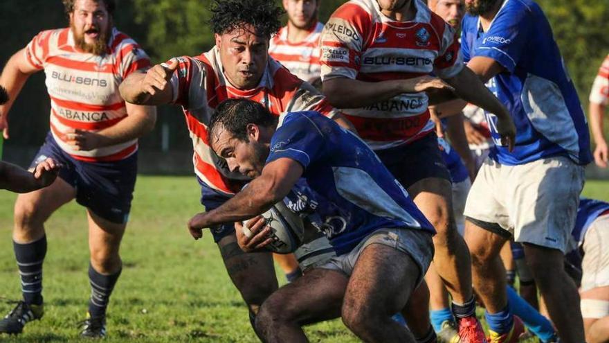 Una acción del encuentro de ayer entre el Oviedo y el Vigo.