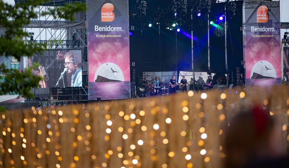 El plato fuerte de la primera jornada del festival fue la actuación de los británicos Foals al filo de la medianoche.